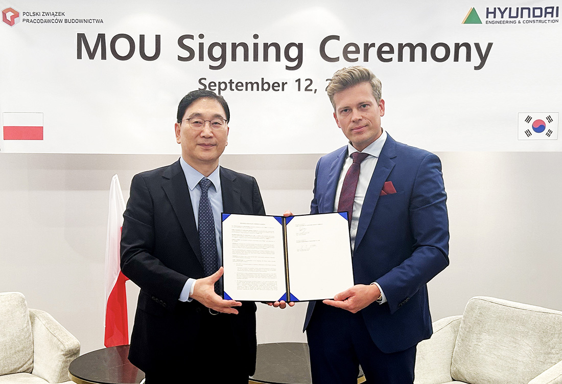 The Hyundai E&C-Polish Association of Construction Industry Employers(PZPB) MOU Signing Ceremony. On September 12 (local time), in Warsaw, capital of Poland, Hyundai E&C President Yoon Young-joon (left) and PZPB Vice President Damian Kaźmierczak (right) pose for a photo after signing an MOU for cooperation on new nuclear power project 